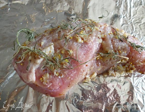 Выкладываем мясо на сложенную вдвое фольгу. На мясо кладем веточки розмарина и можно еще немного присолить.