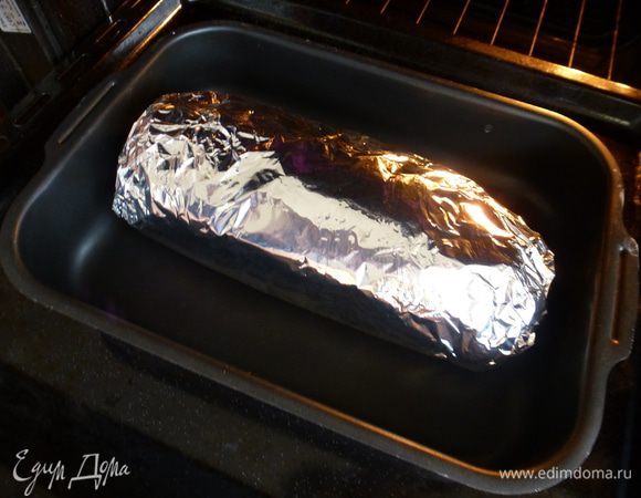 Мясо плотно оборачиваем фольгой. Запекаем в духовке 1 час при температуре 200 гр.