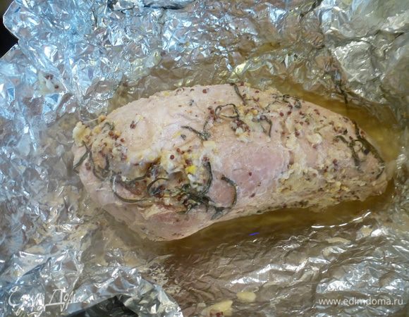 Через час мясо будет вот таким. В фольге образуется много сока, его выливать не надо!