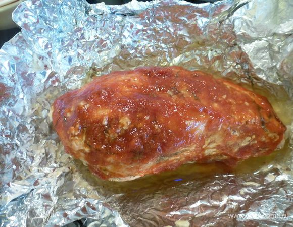 Обмазываем свинину кетчупом и оставляем под грилем еще на 10-15 минут. Закрывать фольгой уже не надо.