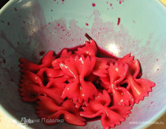  Отварить макароны согласно инструкции, указанной на упаковке. Остудить и смешать с соком свеклы 3 ст.л. Оставить на две минуты, затем сок свеклы слить.