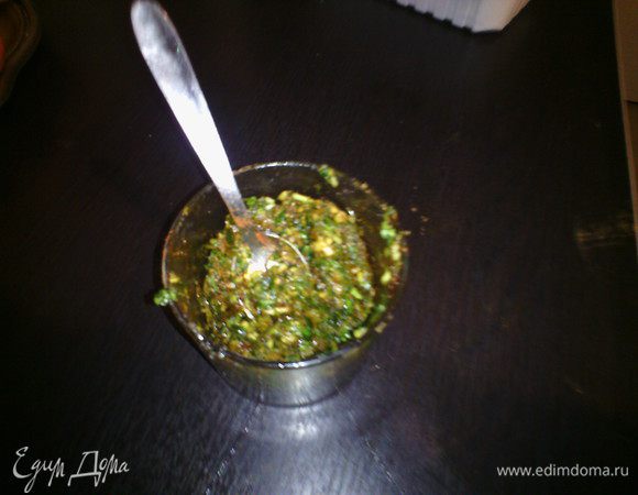 Картофель отварить до полуготовности, остудить. Приготовим начинку: кориандр, чеснок мелко нарезать. Добавить специи, оливковое масло, все перемешать. 