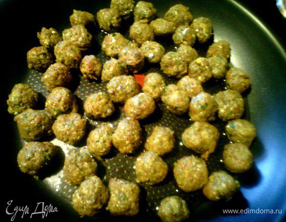 Делаем тефтели. Добавляем оливковое масло, обжариваем пару минут с двух сторон. 