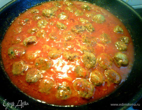 Добавляем воду, томатный соус и готовим 15-20 минут. Приятного аппетита. 