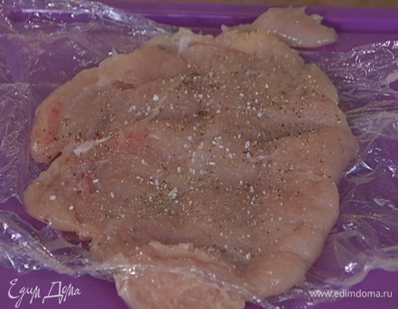 Куриное филе поместить между двумя слоями пищевой пленки, отбить скалкой, посолить и поперчить.