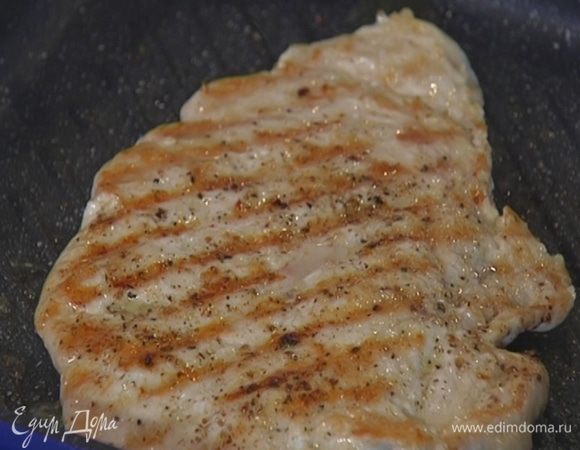 Разогреть в сковороде-гриль 1 ст. ложку оливкового масла и обжарить мясо с двух сторон до готовности.