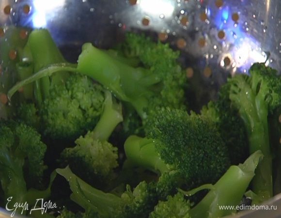 В небольшой кастрюле вскипятить воду и отварить брокколи, затем воду слить, обдать капусту ледяной водой и промокнуть бумажным полотенцем.