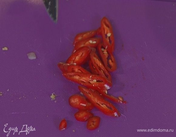 Половинку перца чили вместе с семенами нарезать тонкими полосками.