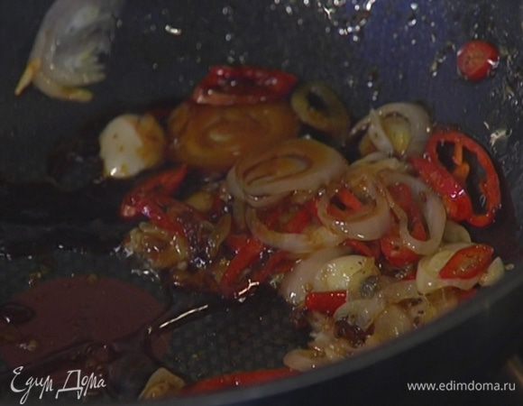 Приготовить соус: разогреть в сковороде-вок оливковое масло, выложить имбирь, чеснок, перец чили, шалот, все обжарить, затем снять сковороду с огня, влить соевый соус и перемешать.