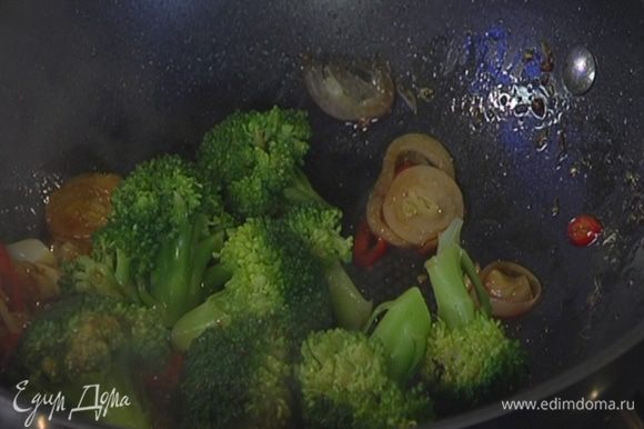 Отваренную брокколи выложить в горячую сковороду с соусом, перемешать.