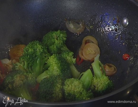 Отваренную брокколи выложить в горячую сковороду с соусом, перемешать.