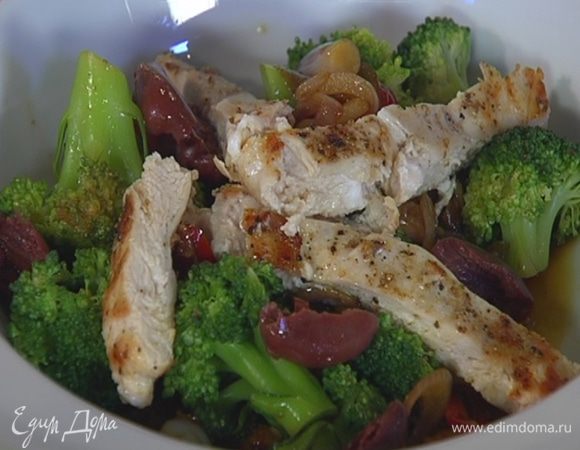 Выложить на блюдо брокколи с соусом, сверху куриное мясо и украсить все оливками.