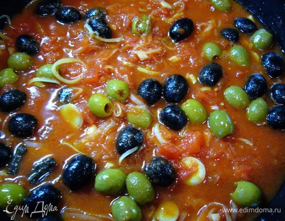 Помидоры у меня рубленные без кожи в собственном соку.
Отправить в сотейник оливки, помидоры вместе с соком, вино, томатную пасту.
Выпарить соус немного.
