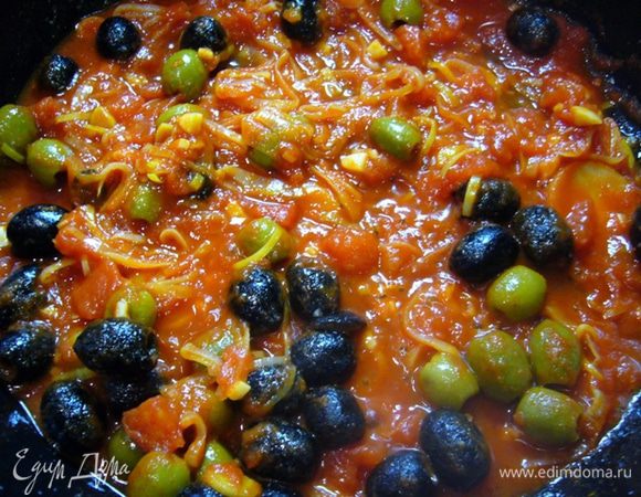 Добавить сахар и посолить.
Тушить соус 5 мин.
