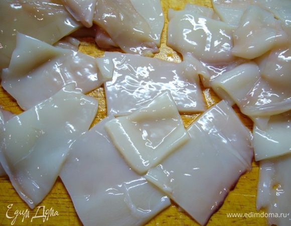 За это время подготовленные кальмары нарезать квадратами.