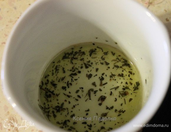 Смешать все ингредиенты для заправки и полить ею салат. Подавать сразу же. 