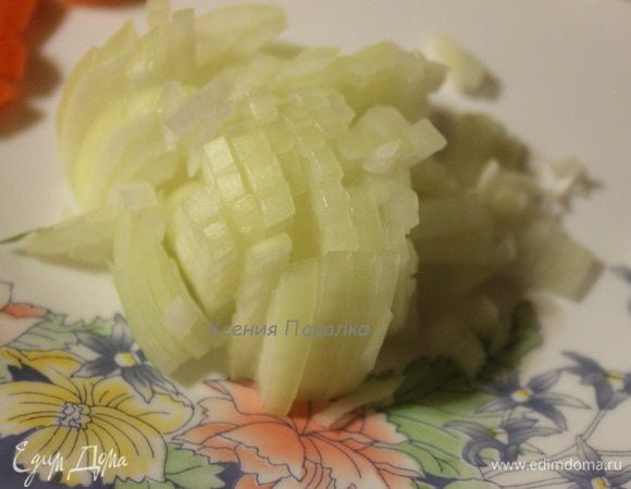 Лук нарезать мелкими кубиками.  