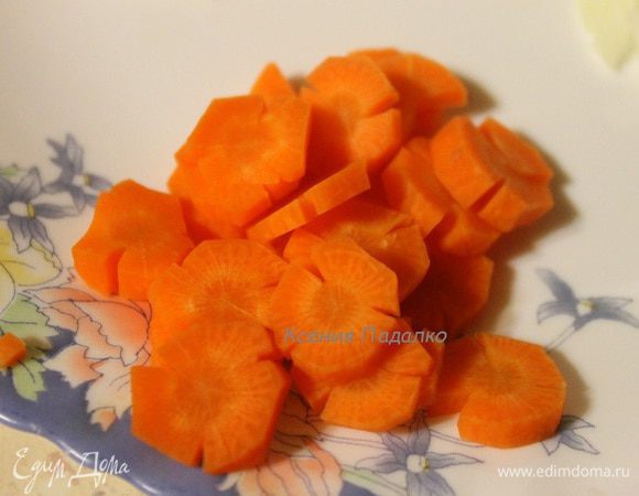 Морковь кружочками или цветочком. 