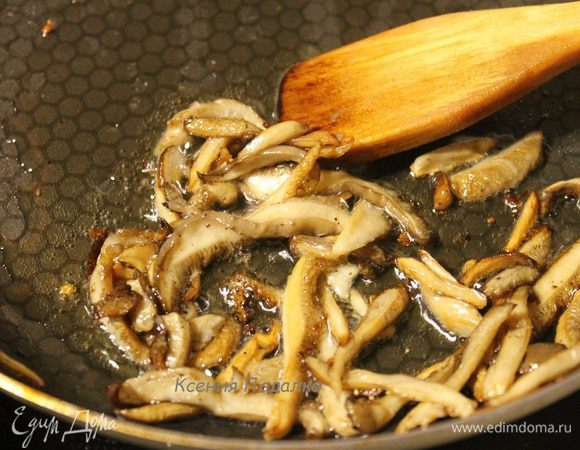 Обжарить сначала морковь с луком до золотистого цвета. Переложить на тарелку. Затем обжарить в этой же сковороде грибы. Вскипятить бульон, добавить к нему обжаренные овощи. Варить 10 минут, посолить и выключить огонь. В отдельной кастрюле отварить макароны, согласно инструкции на упаковке.