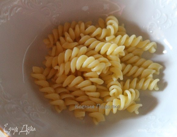 Берем глубокие тарелки, кладем сначала макароны, сверху наливаем бульон с овощами и посыпаем зеленью петрушки. 