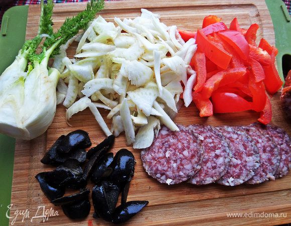 Салями тонко нарезать пока кружочками, потом соломкой, перец-соломкой, оливки крупные очистить от косточек, если есть. Фенхель нарезать примерно как перец. Последнее время полюбила фенхель за его ореховый привкус и сочность.