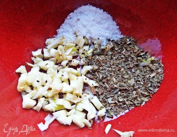 Для заправки измельчить чеснок, всыпать базилик и соль.