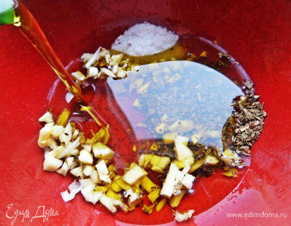 Влить оливковое масло.