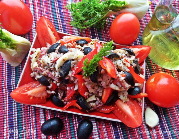 Перемешать и подать на тарелках. Помидор я люблю пристроить отдельно вне салата, иначе он сильно даёт сок. 