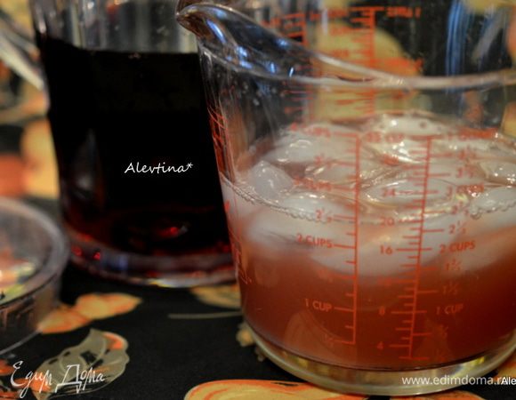 Перелить вино в кувшин, в другой емкости смешать гранатовый свежий сок натуральный, лимонный сок, сахар, коньяк, ликер с апельсиновым вкусом Гранд Марнье, 1 стакан холодной воды, 1 стакан пищевого льда, перемешать, чтобы сахар растворился. Перелить все в кувшин и снова перемешать.