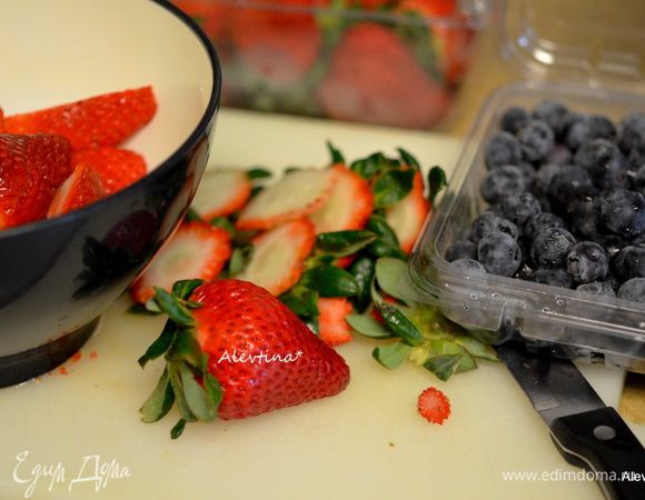 Ягоды - клубнику, голубику - помыть и очистить, порезать на части клубнику. Свежие сливы порезать и очистить от косточек.