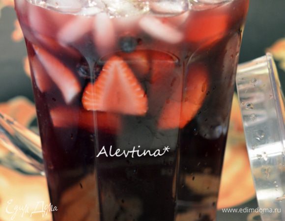 Добавить ягоды, фрукты в кувшин и поставить в холодильник на 2 часа или на ночь.