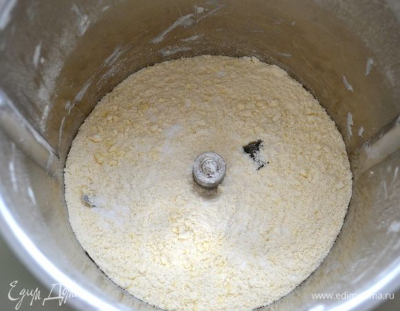 Начнем с приготовления песочного теста для несладкой выпечки - pasta brisée. Важно помнить, что для приготовления этого теста все ингредиенты должны быть из холодильника и непосредственный контакт с руками в процессе замешивания должен быть минимальным. Иначе, при долгой работе с тестом начнет активизироваться глютен и тесто в последствии будет жестким. Удобнее (и быстрее!) всего приготовить это тесто в чаше кухонного процессора. Для этого муку и сливочное масло кусочками положить в чашу комбайна и измельчить в крошку до состояния "мокрого песка". 