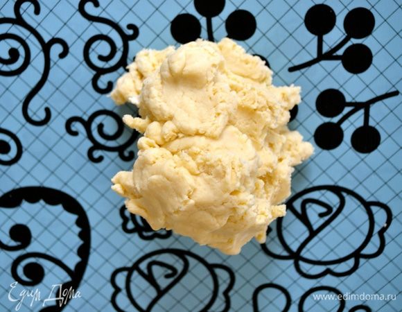 Добавить щепотку соли и очень холодную воду. Снова включить комбайн на несколько секунд, пока тесто не соберется в шар. 