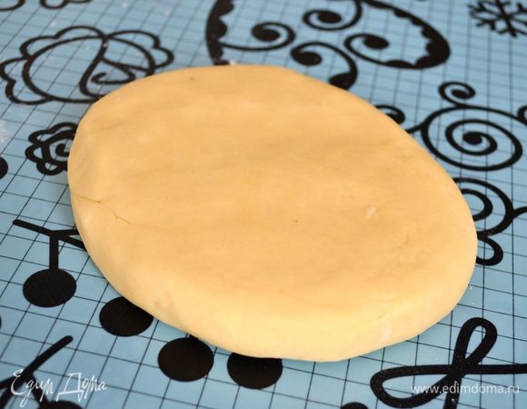 Полученное тесто выложить на рабочую поверхность, слегка обмять до однородности и сформировать лепешку. Завернуть в пищевую пленку и убрать в холодильник минимум на 30 минут.  