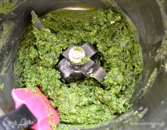 В чашу блендера положить все ингредиенты для начинки; шпинат, рикотту, вареную ветчину (я делал на этот раз без ветчины), тертый сыр пармезан, соль. Измельчить до состояния однородной пасты.