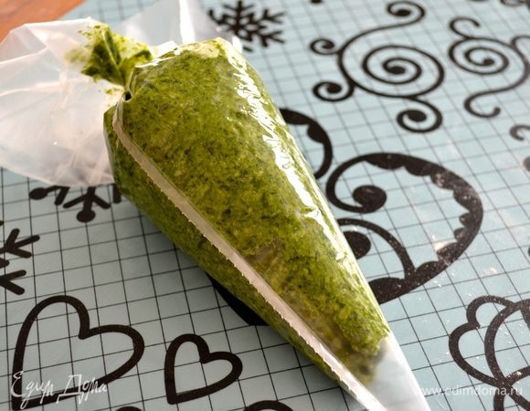 Выложить полученную массу в пекарский мешок, отложить в сторону.