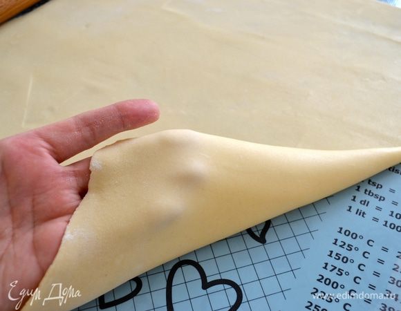 Займемся тестом. Достать его из холодильника и раскатать в тонкий пласт, толщиной примерно 1-2 мм. Тесто очень податливое и приятное в работе.