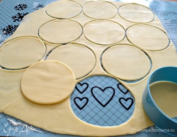 Вырезать из теста 10 кругов диаметром 11 см. Остатки теста можно собрать, завернуть в пленку и снова убрать в холодильник. После можно приготовить соленое печенье к аперитиву;)