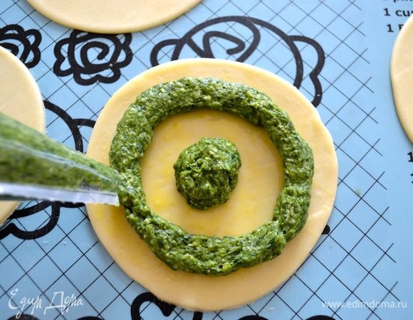 Выдавить начинку, сделав как это видно на фото - в центр отсадить шарик из начинки. И, отступив 1 см от края и от начинки в центре, сделать круг.