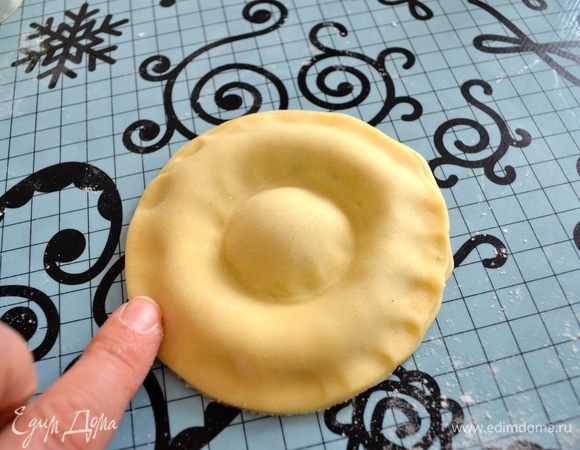 Накрыть вторым диском из теста и осторожно придавить в центре и по краям, соответственно.  