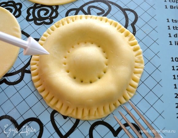 Далее можно слегка украсить заготовку под пирожок по вашему желанию. Край скрепить зубчиками вилки.