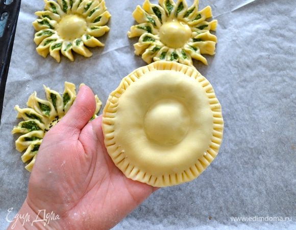 Затем я советую вам сразу перенести заготовку на противень, застеленный бумагой, так как приготовив первый раз пирожок на рабочей поверхности стола, мне было потом сложнее перенести готовое изделие на противень. Поэтому все последующие действия с пирожком выполняем уже на противне! 