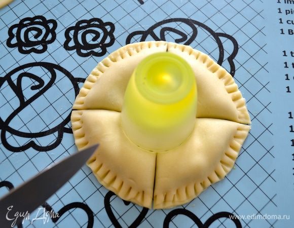 Для удобства в центр пирожка можно поставить маленькую формочку (рюмку), соответствующую по диаметру размеру центральной начинки. С помощью острого ножа сделать 4 надреза. А затем каждый из полученных сегментов разрезать еще на 4 равных "лепестка"!