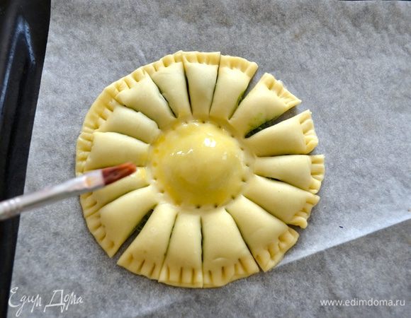 Центр смазать взбитым яйцом, чтобы в процессе выпечки он был чуть ярче.