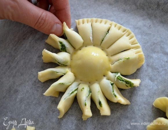 Полученные "лепестки" развернуть в одном направлении...