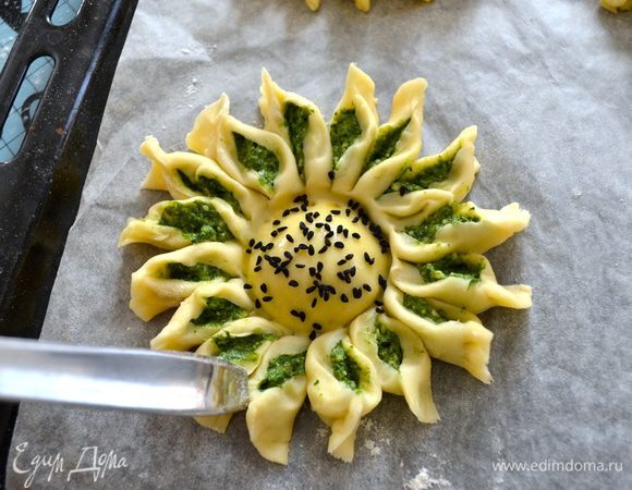 И при необходимости слегка раскрыть! Кстати, при желании центр "цветка" можно украсить. В моем случае, это семена черного кунжута (по совету старшей дочери!).