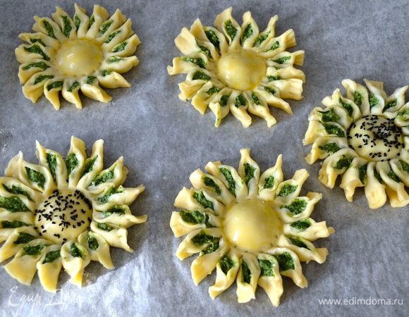 Готовим таким же образом оставшиеся 4 пиорожка-"подсолнуха". Поставить выпекаться в предварительно разогретую до 180°C духовку на 20-25 минут. Следите по своей духовке.