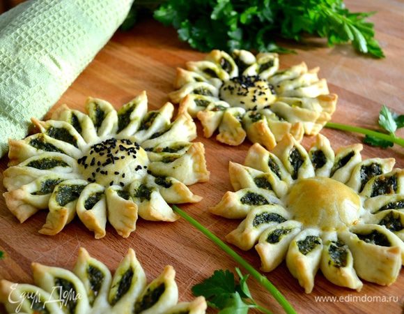 Подавать можно практически сразу же! Это очень вкусно и весело! Особенно, если вы при подаче "подсолнухов" сделаете им "ножку" и листики из стеблей и листиков петрушки!  