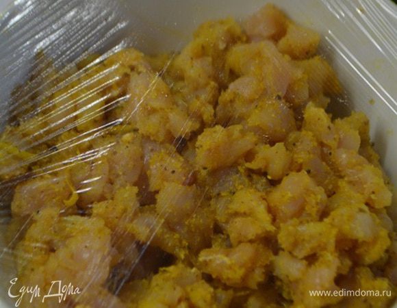 Массу хорошо перемешать, закрыть пищевой пленкой и убрать в холодильник на 30 минут.