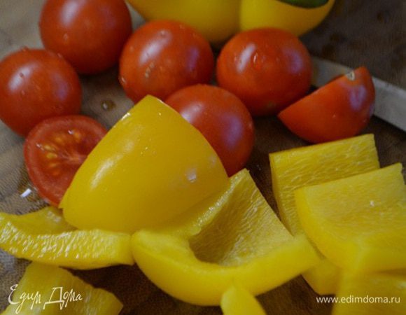 Тем временем перец и помидоры помыть.Помидоры нарезать пополам (можно также взять обычный помидор, тогда его нужно нарезать дольками). У перца удалить семена и перегородки и нарезать небольшими квадратами.